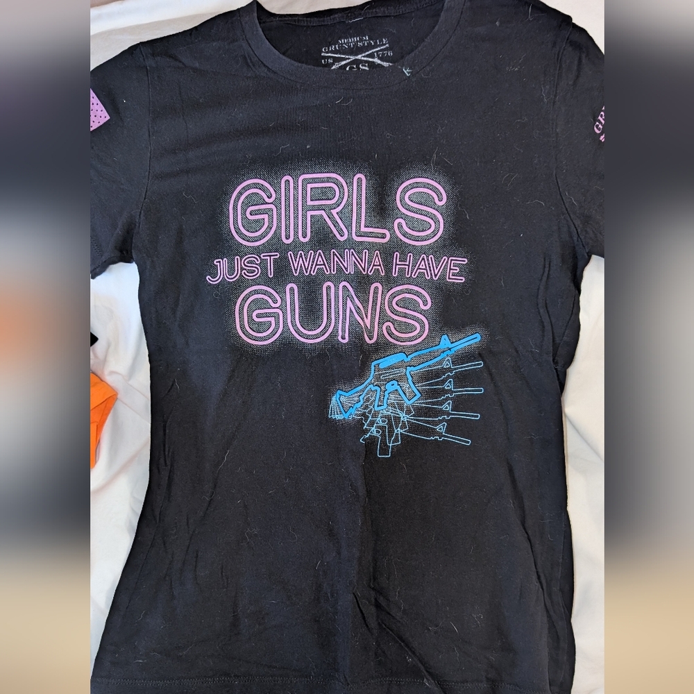 Women's girls just want to have guns short sleeve black T-shirt size medium